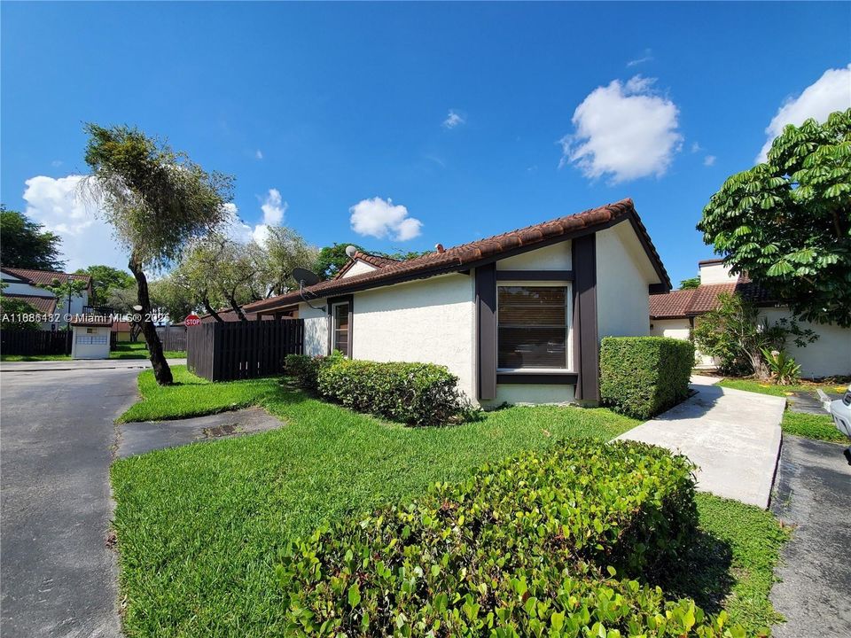 Active With Contract: $2,395 (2 beds, 2 baths, 885 Square Feet)