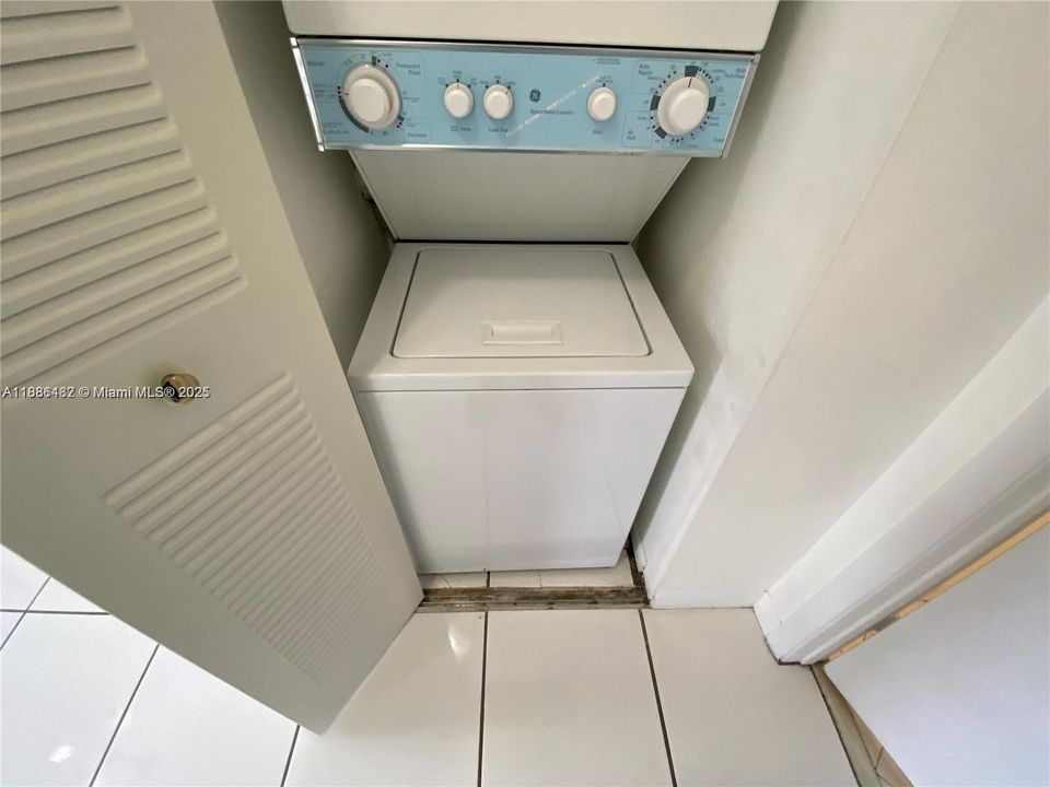 Active With Contract: $2,395 (2 beds, 2 baths, 885 Square Feet)