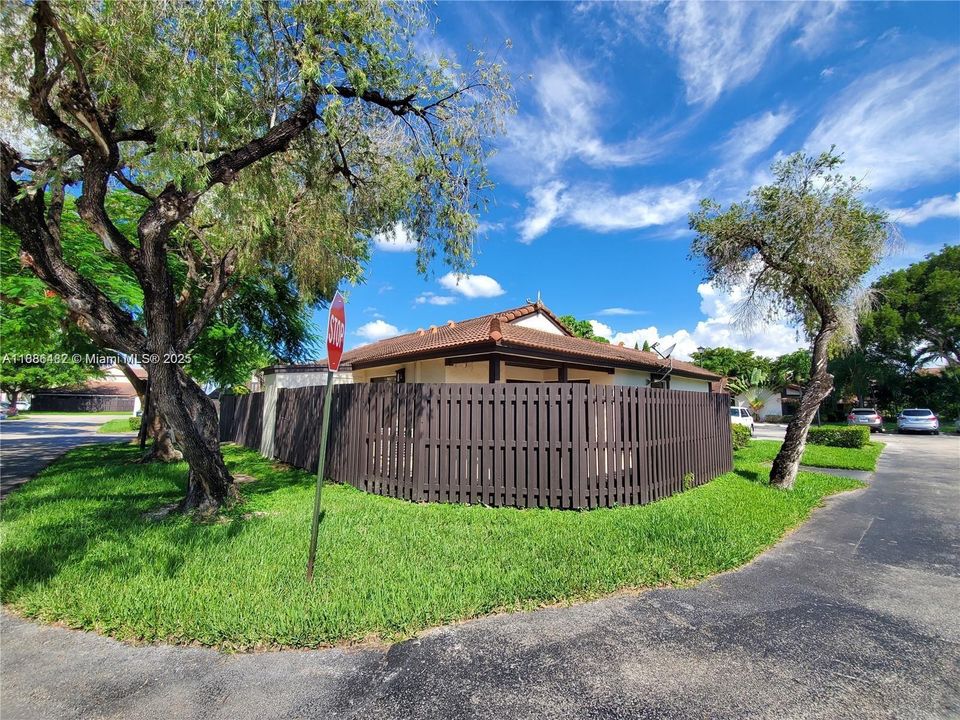 Active With Contract: $2,395 (2 beds, 2 baths, 885 Square Feet)