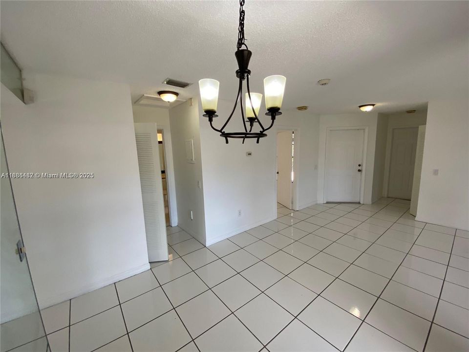 Active With Contract: $2,395 (2 beds, 2 baths, 885 Square Feet)