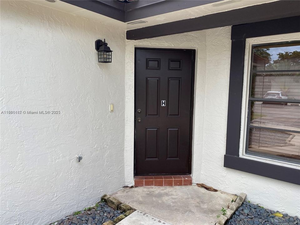 Active With Contract: $2,395 (2 beds, 2 baths, 885 Square Feet)