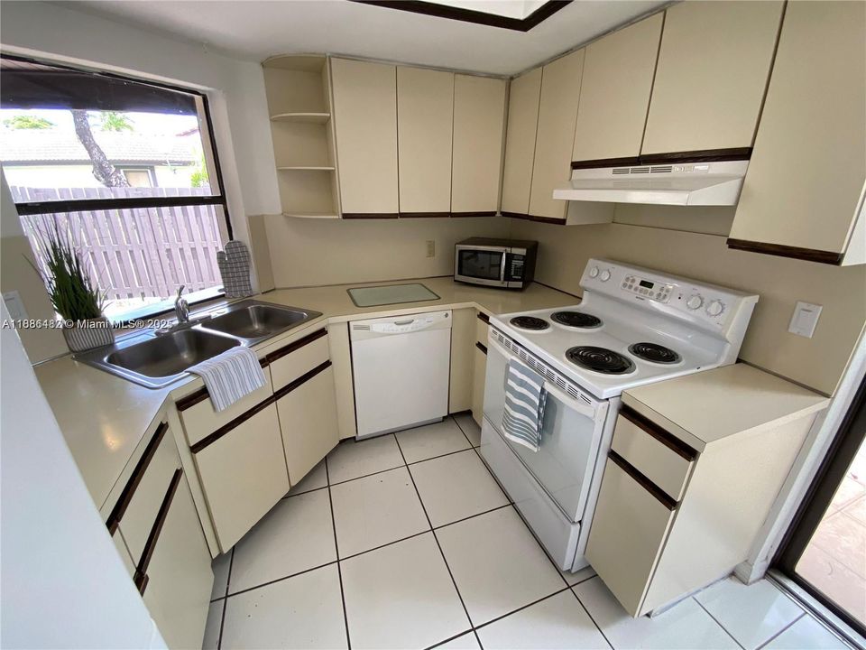 Active With Contract: $2,395 (2 beds, 2 baths, 885 Square Feet)