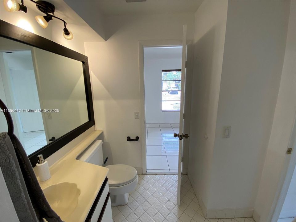 Active With Contract: $2,395 (2 beds, 2 baths, 885 Square Feet)