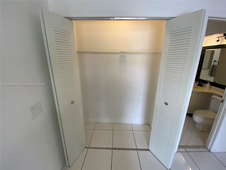 Active With Contract: $2,395 (2 beds, 2 baths, 885 Square Feet)