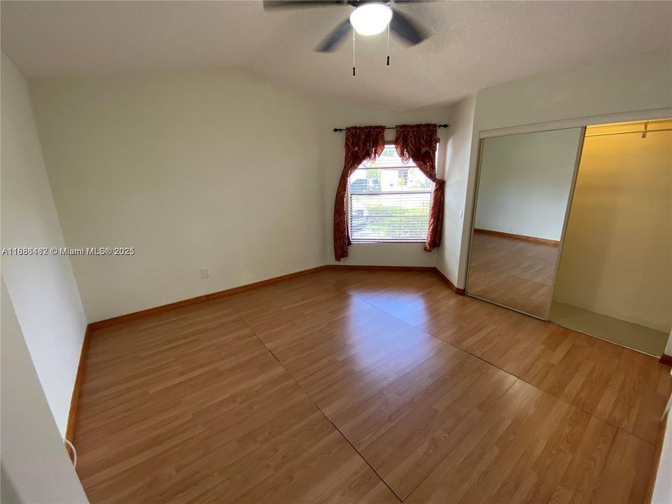 Active With Contract: $2,395 (2 beds, 2 baths, 885 Square Feet)