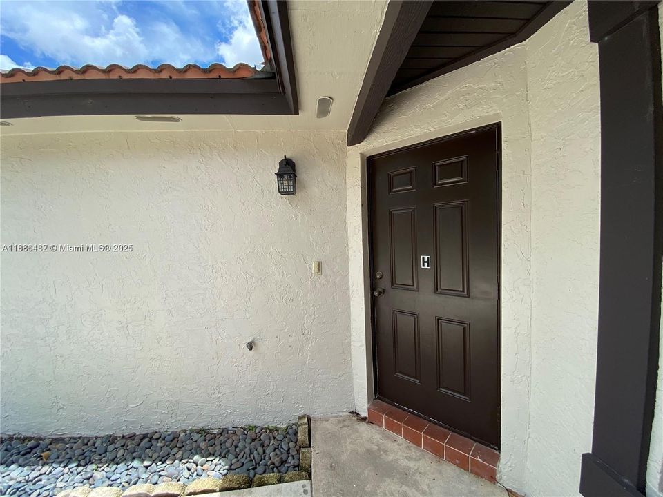 Active With Contract: $2,395 (2 beds, 2 baths, 885 Square Feet)