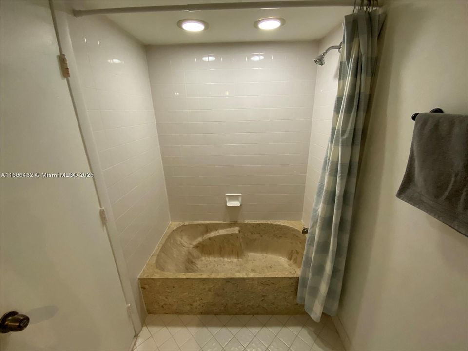 Active With Contract: $2,395 (2 beds, 2 baths, 885 Square Feet)