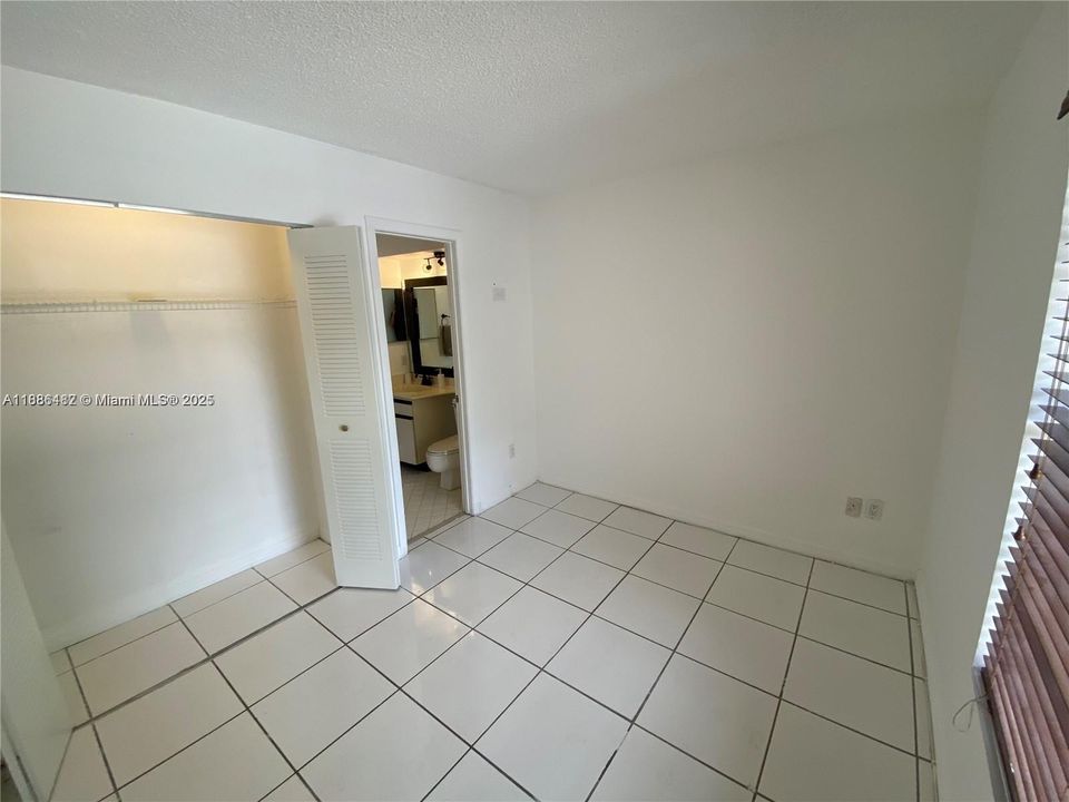 Active With Contract: $2,395 (2 beds, 2 baths, 885 Square Feet)