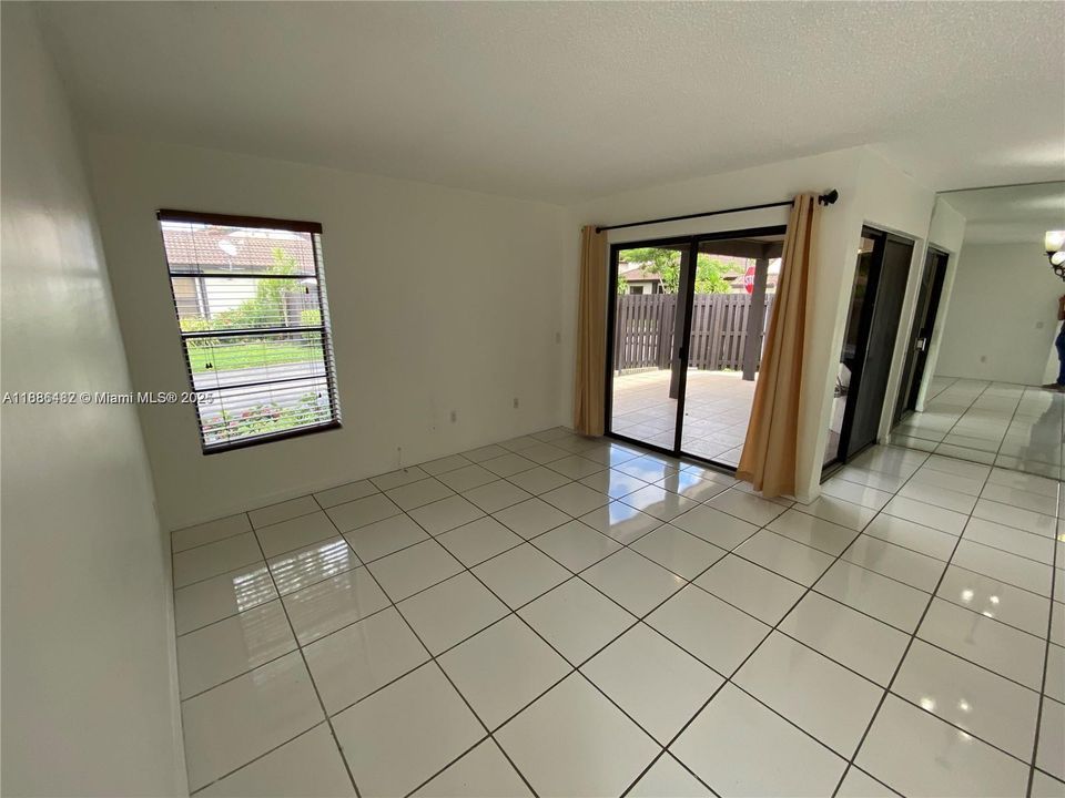 Active With Contract: $2,395 (2 beds, 2 baths, 885 Square Feet)