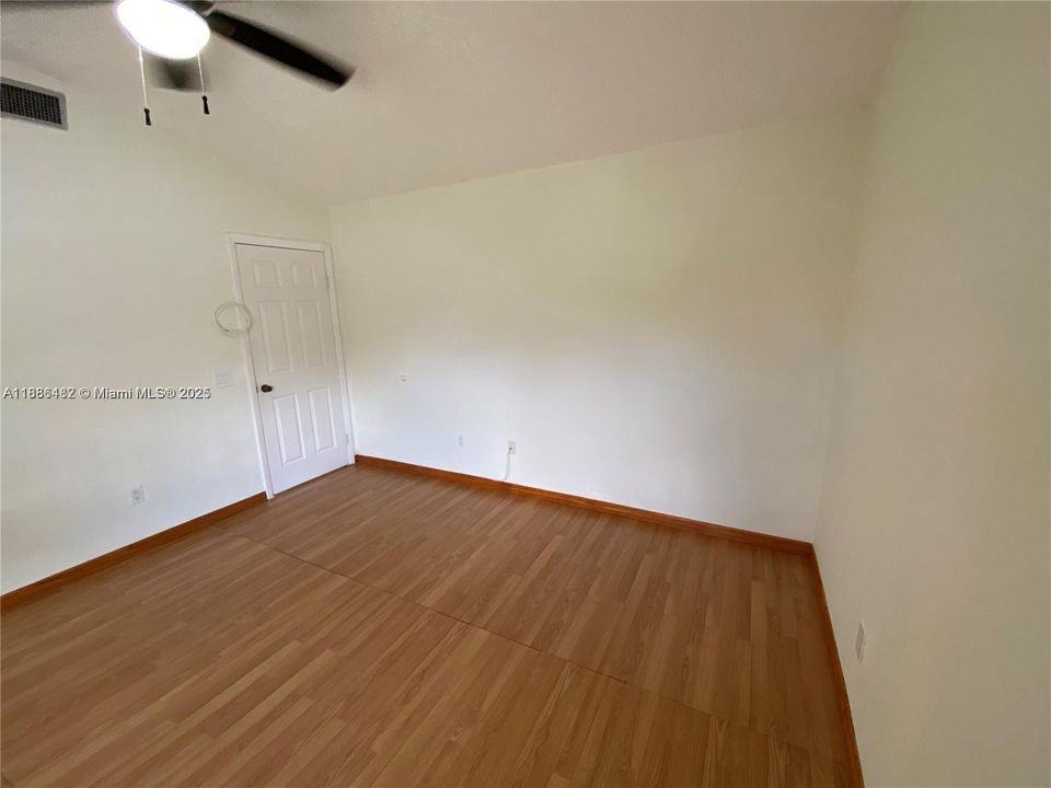 Active With Contract: $2,395 (2 beds, 2 baths, 885 Square Feet)