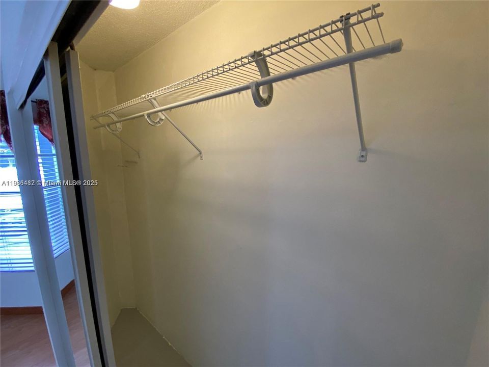 Active With Contract: $2,395 (2 beds, 2 baths, 885 Square Feet)