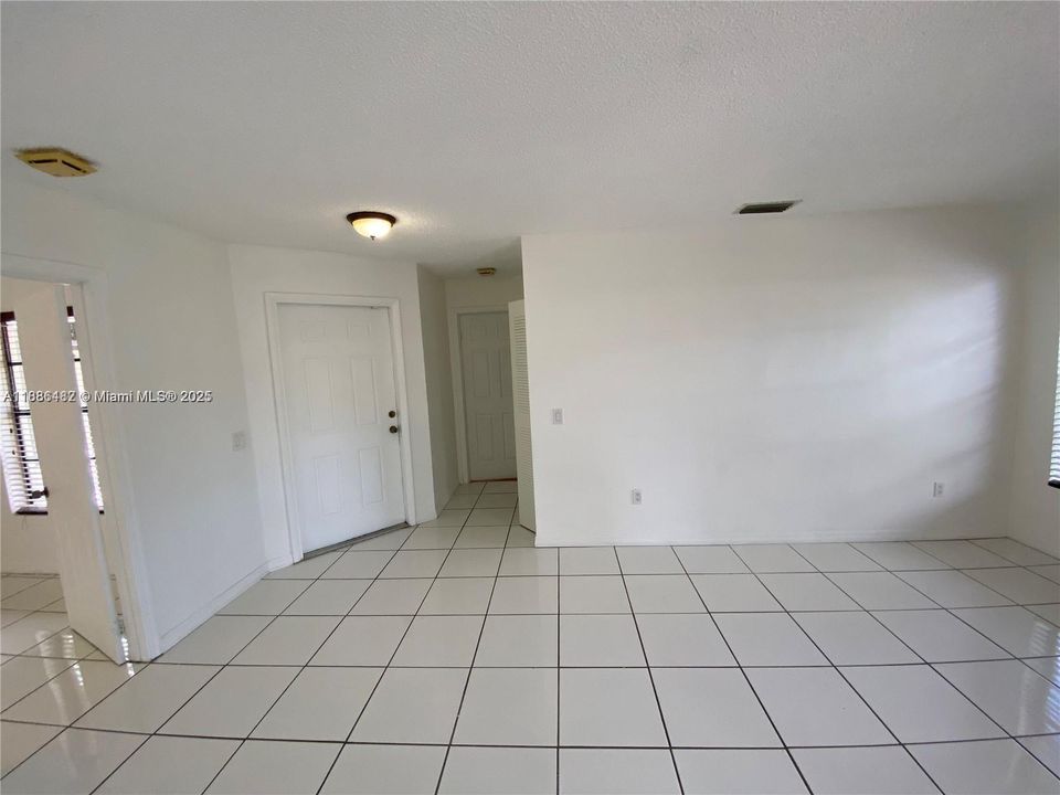 Active With Contract: $2,395 (2 beds, 2 baths, 885 Square Feet)