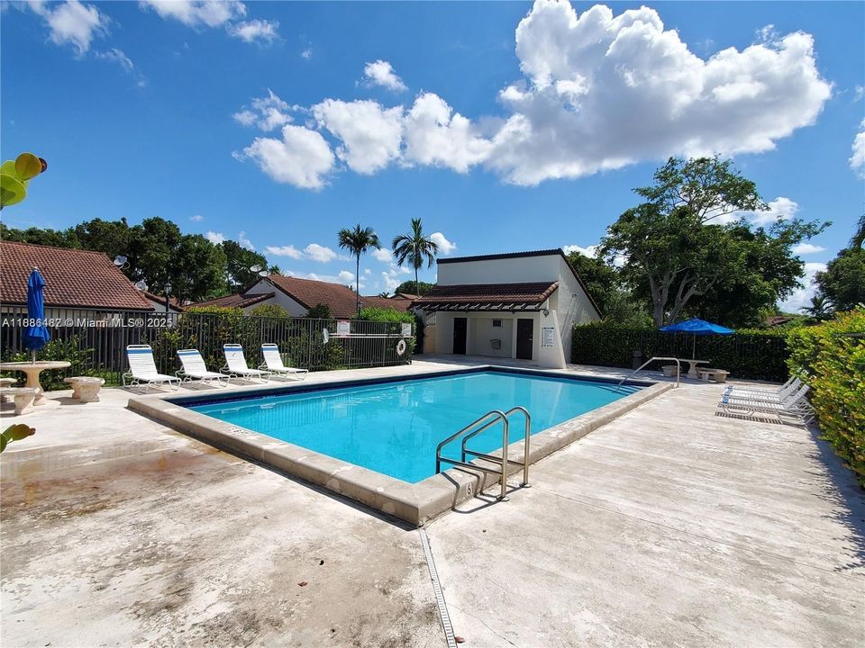 Active With Contract: $2,395 (2 beds, 2 baths, 885 Square Feet)