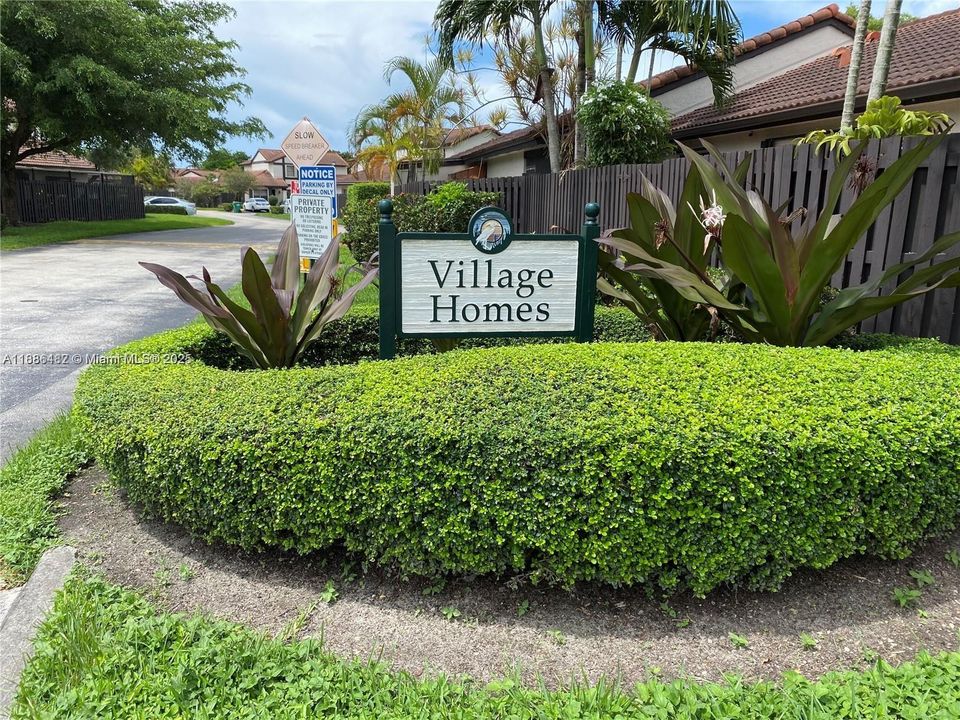 Active With Contract: $2,395 (2 beds, 2 baths, 885 Square Feet)