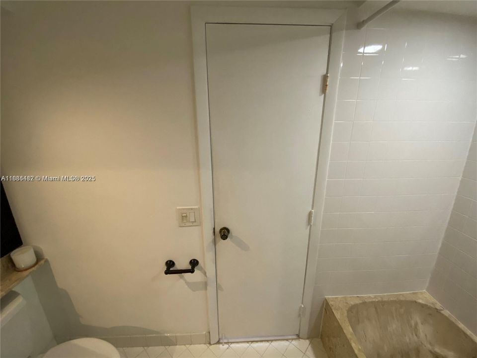 Active With Contract: $2,395 (2 beds, 2 baths, 885 Square Feet)