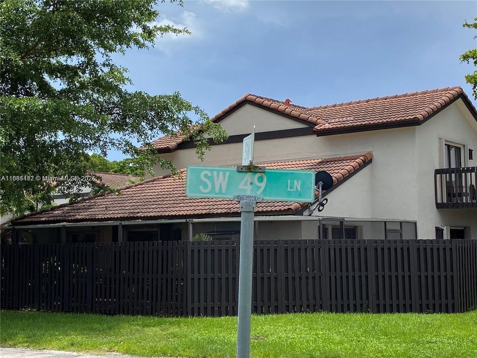 Active With Contract: $2,395 (2 beds, 2 baths, 885 Square Feet)