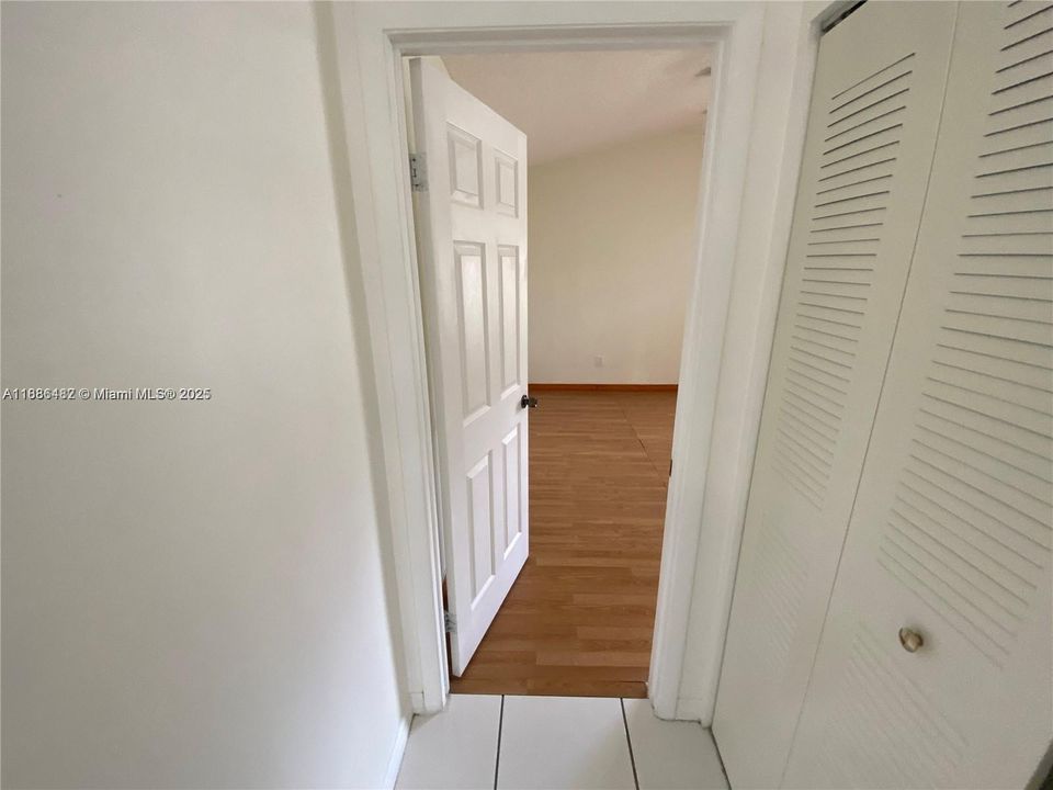 Active With Contract: $2,395 (2 beds, 2 baths, 885 Square Feet)