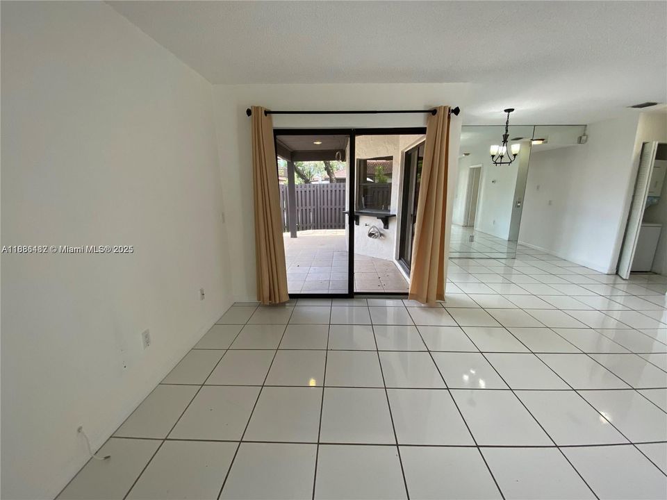 Active With Contract: $2,395 (2 beds, 2 baths, 885 Square Feet)