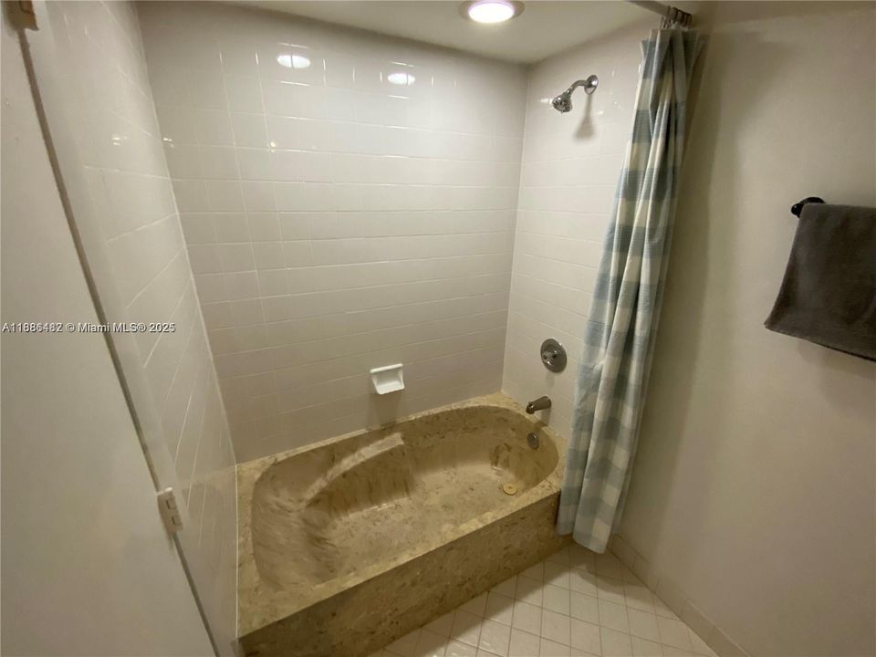 Active With Contract: $2,395 (2 beds, 2 baths, 885 Square Feet)