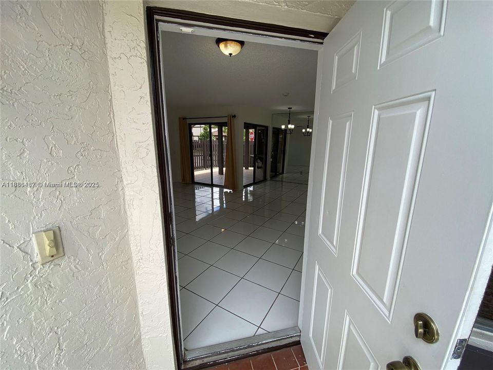 Active With Contract: $2,395 (2 beds, 2 baths, 885 Square Feet)