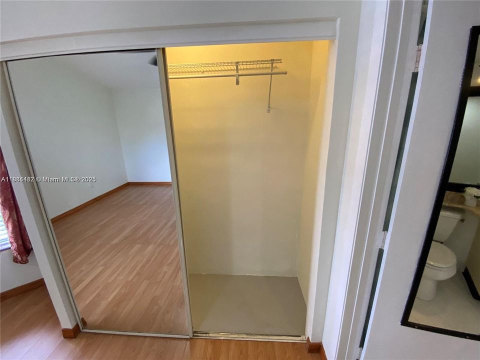 Active With Contract: $2,395 (2 beds, 2 baths, 885 Square Feet)