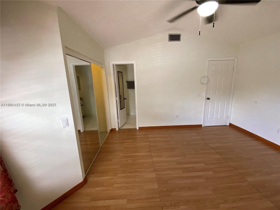 Active With Contract: $2,395 (2 beds, 2 baths, 885 Square Feet)