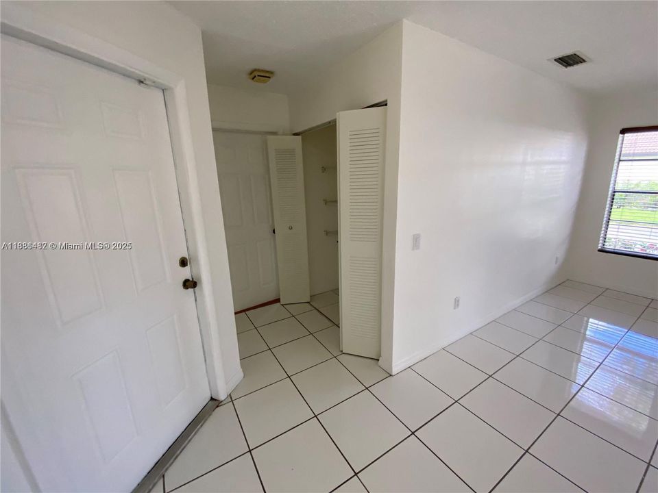 Active With Contract: $2,395 (2 beds, 2 baths, 885 Square Feet)