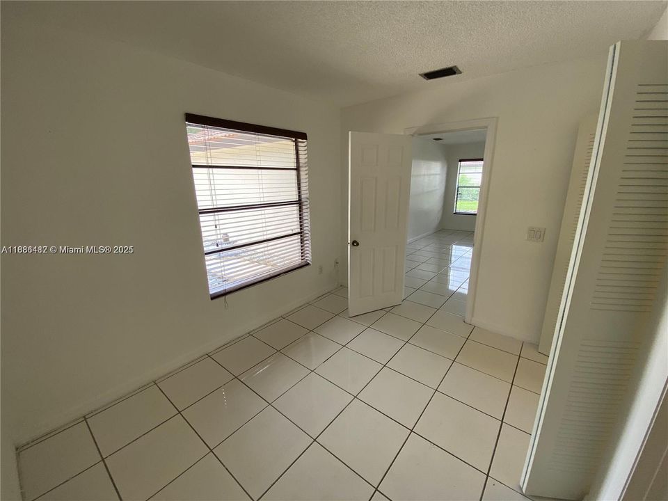 Active With Contract: $2,395 (2 beds, 2 baths, 885 Square Feet)