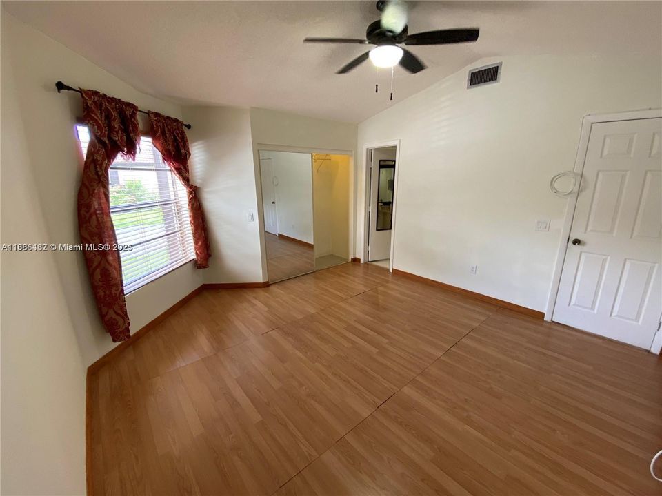 Active With Contract: $2,395 (2 beds, 2 baths, 885 Square Feet)