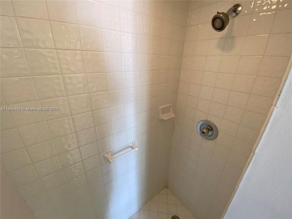 Active With Contract: $2,395 (2 beds, 2 baths, 885 Square Feet)