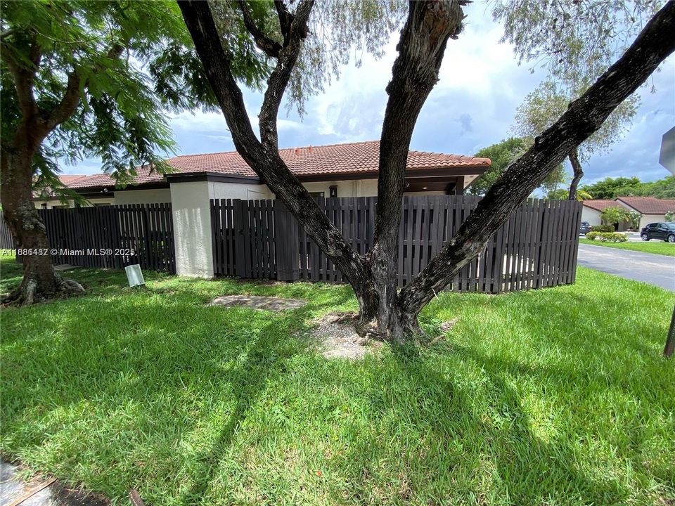 Active With Contract: $2,395 (2 beds, 2 baths, 885 Square Feet)