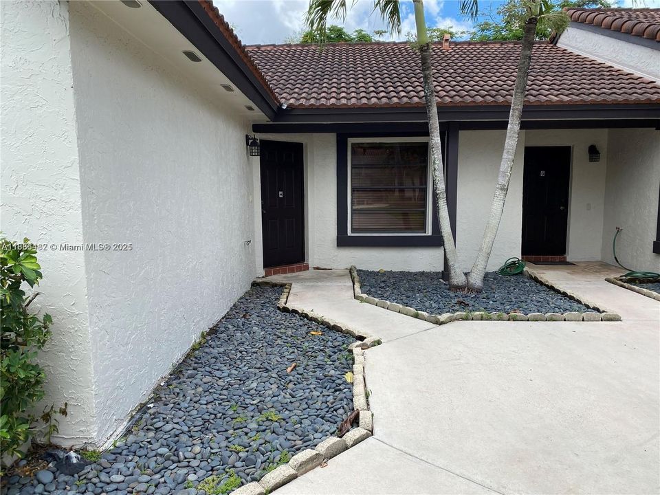 Active With Contract: $2,395 (2 beds, 2 baths, 885 Square Feet)