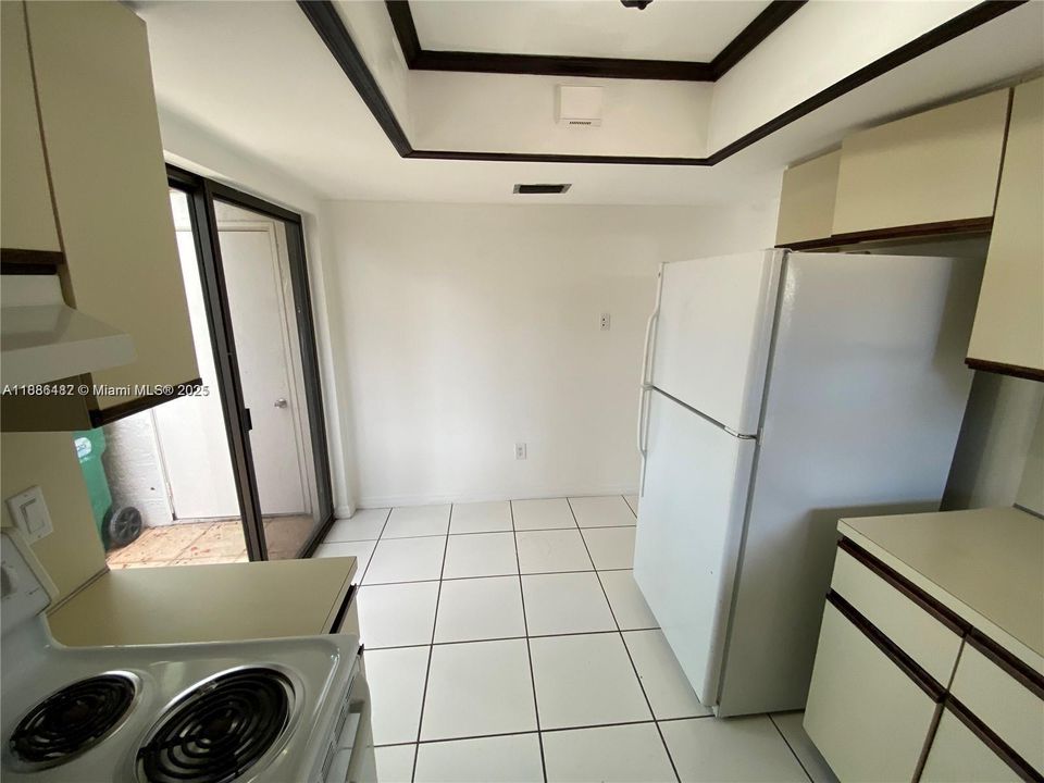 Active With Contract: $2,395 (2 beds, 2 baths, 885 Square Feet)