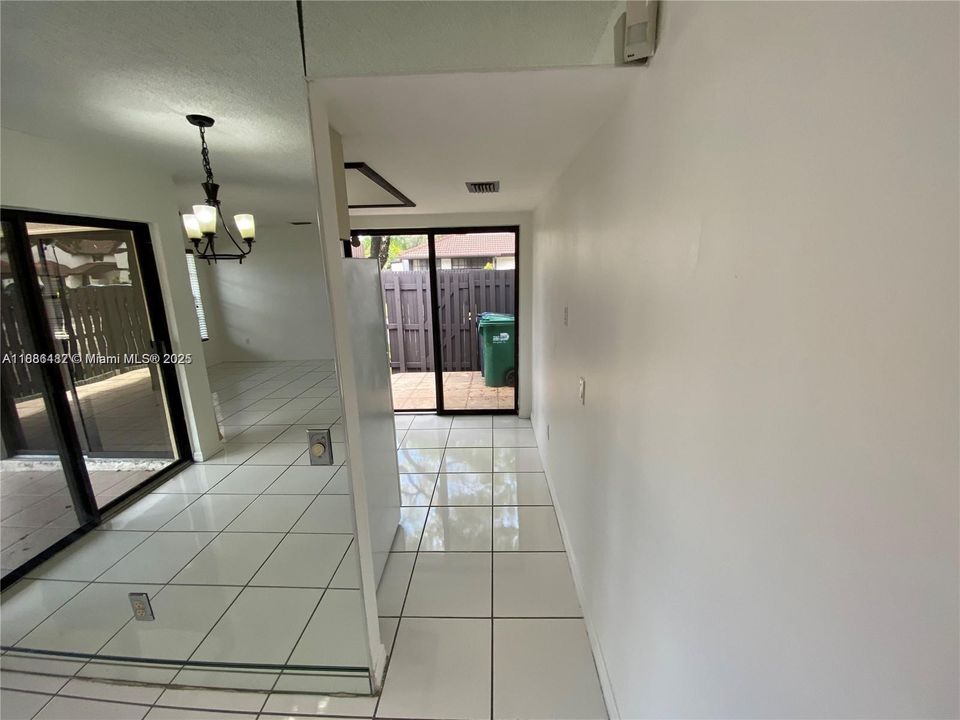 Active With Contract: $2,395 (2 beds, 2 baths, 885 Square Feet)