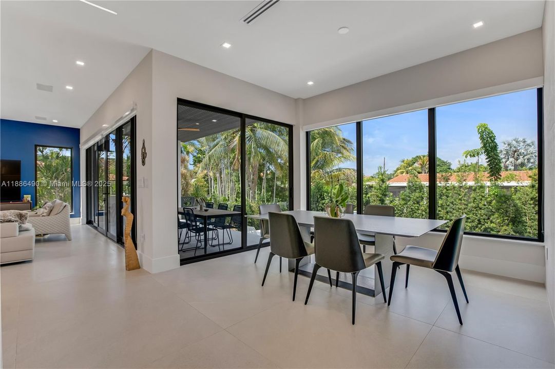 На продажу: $3,600,000 (5 спален, 3 ванн, 3124 Квадратных фут)