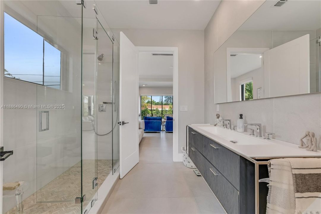 На продажу: $3,600,000 (5 спален, 3 ванн, 3124 Квадратных фут)