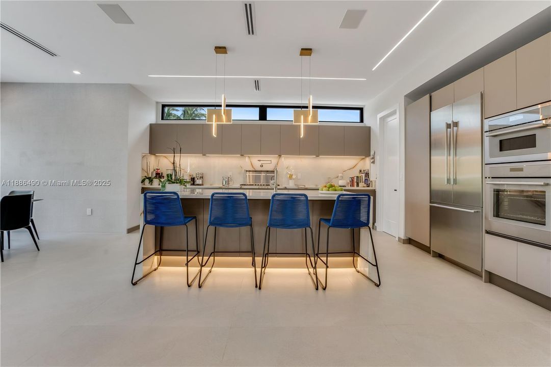 На продажу: $3,600,000 (5 спален, 3 ванн, 3124 Квадратных фут)