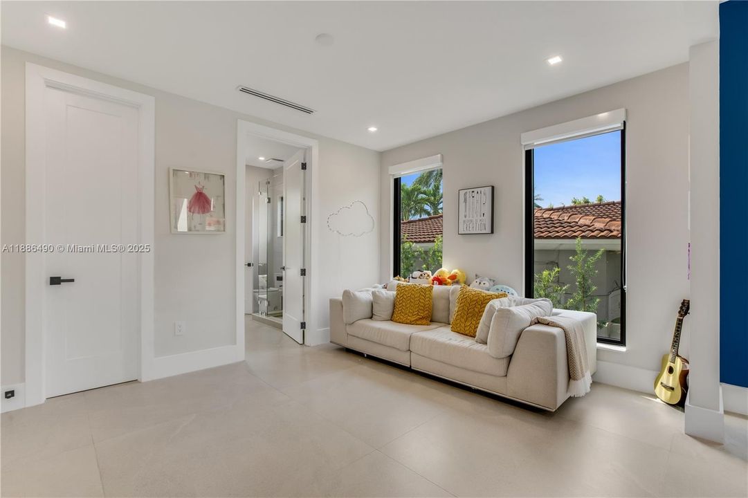 На продажу: $3,600,000 (5 спален, 3 ванн, 3124 Квадратных фут)