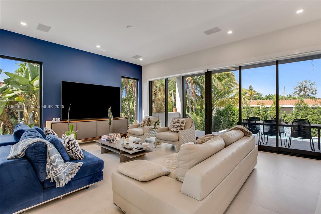 На продажу: $3,600,000 (5 спален, 3 ванн, 3124 Квадратных фут)