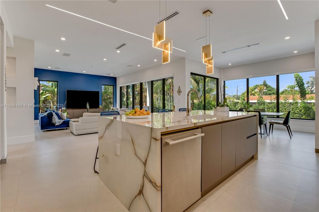 На продажу: $3,600,000 (5 спален, 3 ванн, 3124 Квадратных фут)