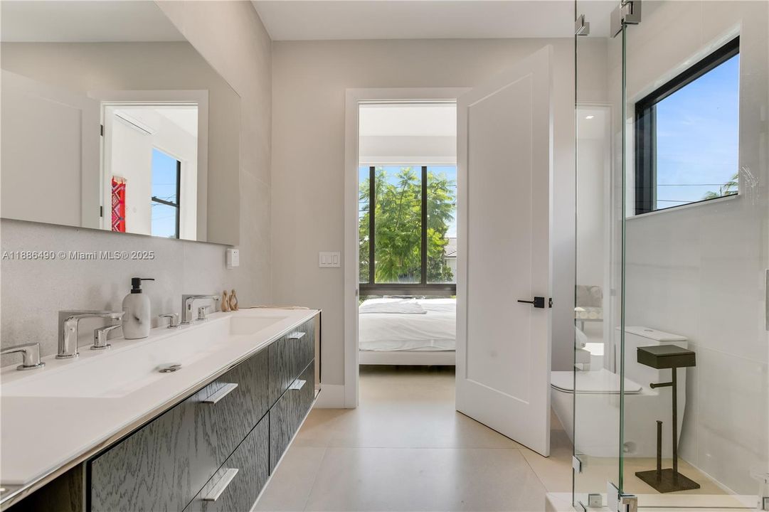 На продажу: $3,600,000 (5 спален, 3 ванн, 3124 Квадратных фут)