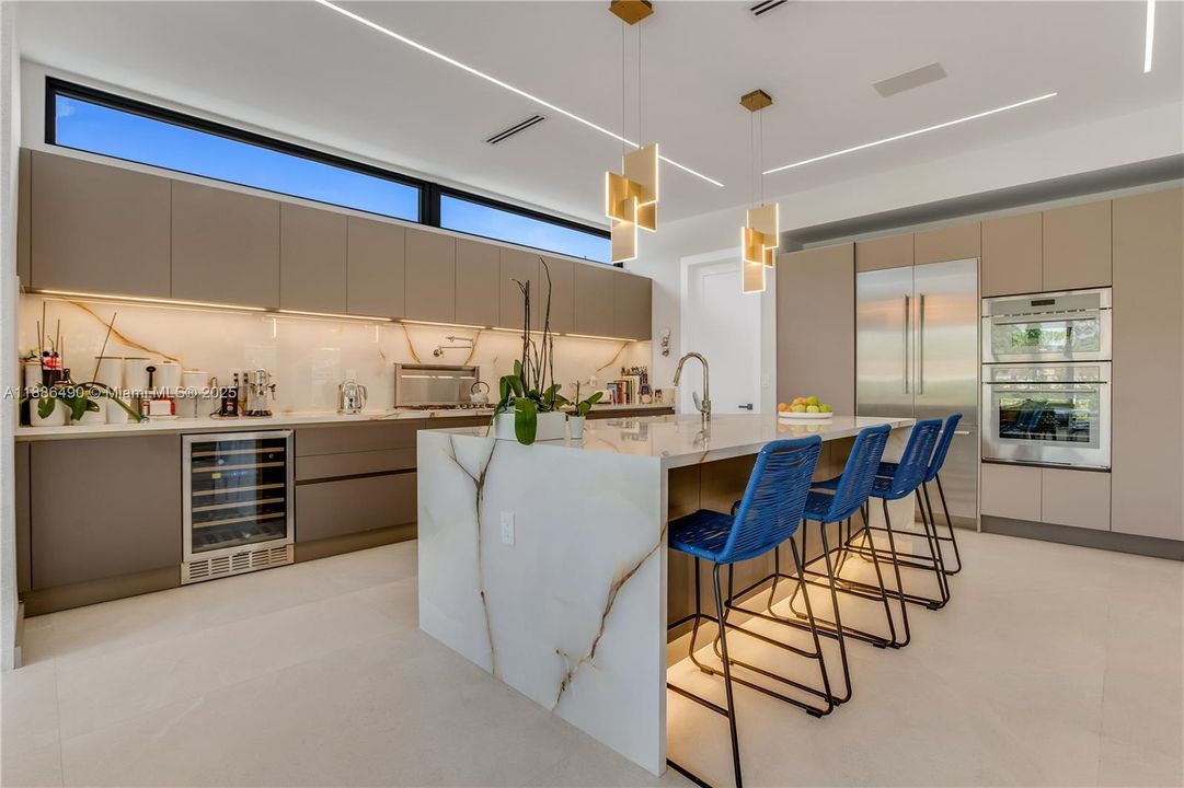 На продажу: $3,600,000 (5 спален, 3 ванн, 3124 Квадратных фут)