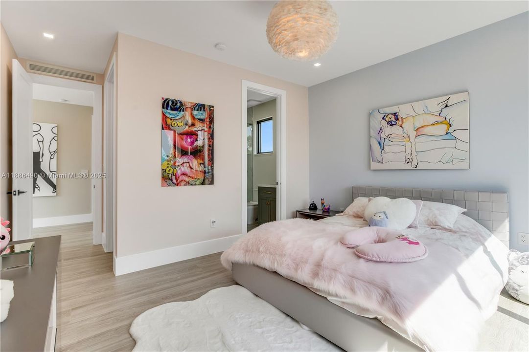 На продажу: $3,600,000 (5 спален, 3 ванн, 3124 Квадратных фут)