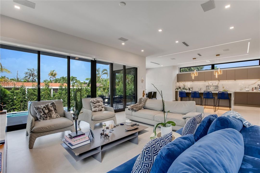 На продажу: $3,600,000 (5 спален, 3 ванн, 3124 Квадратных фут)