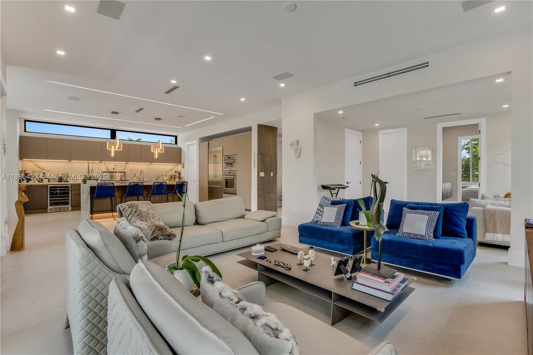 На продажу: $3,600,000 (5 спален, 3 ванн, 3124 Квадратных фут)