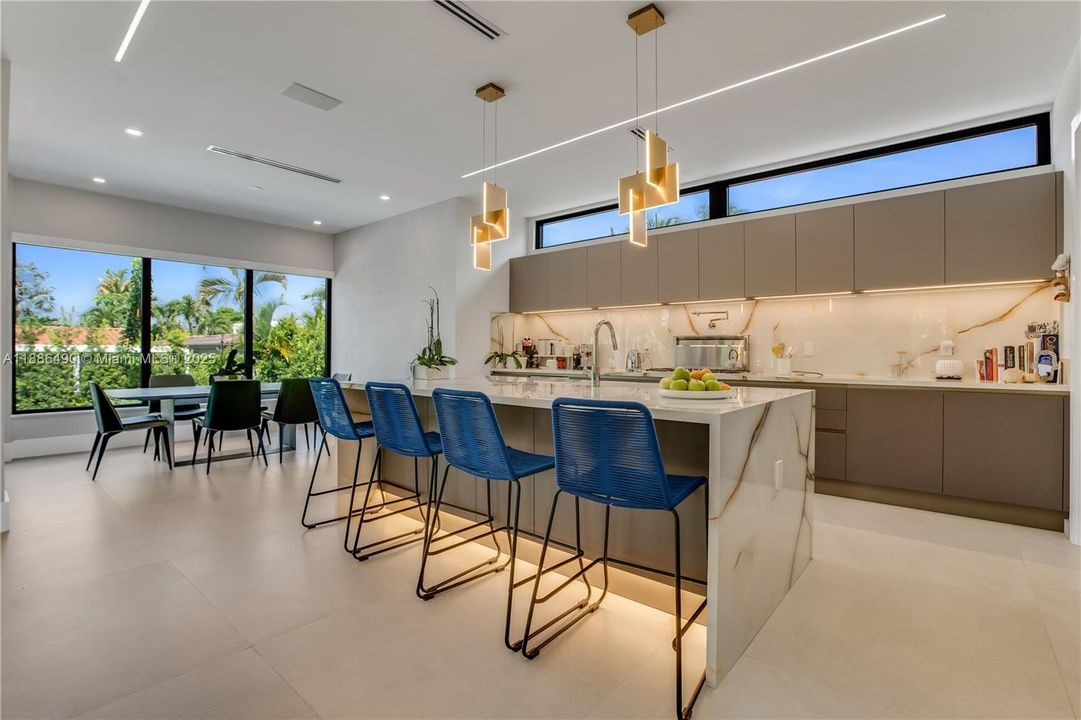 На продажу: $3,600,000 (5 спален, 3 ванн, 3124 Квадратных фут)