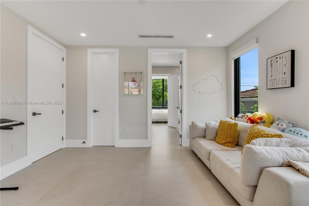 На продажу: $3,600,000 (5 спален, 3 ванн, 3124 Квадратных фут)