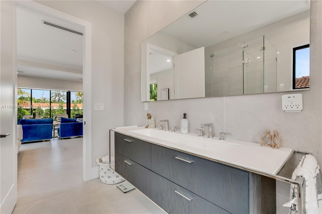 На продажу: $3,600,000 (5 спален, 3 ванн, 3124 Квадратных фут)