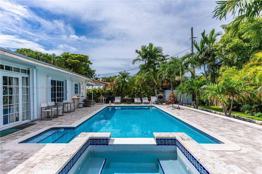 На продажу: $875,000 (4 спален, 3 ванн, 2104 Квадратных фут)