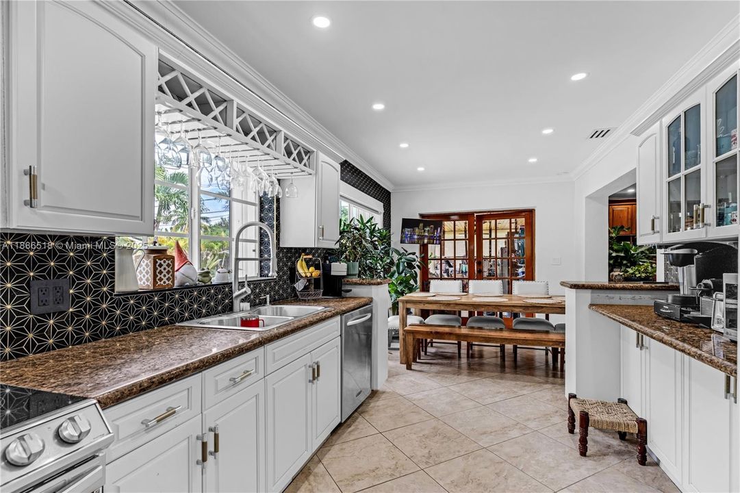 На продажу: $875,000 (4 спален, 3 ванн, 2104 Квадратных фут)